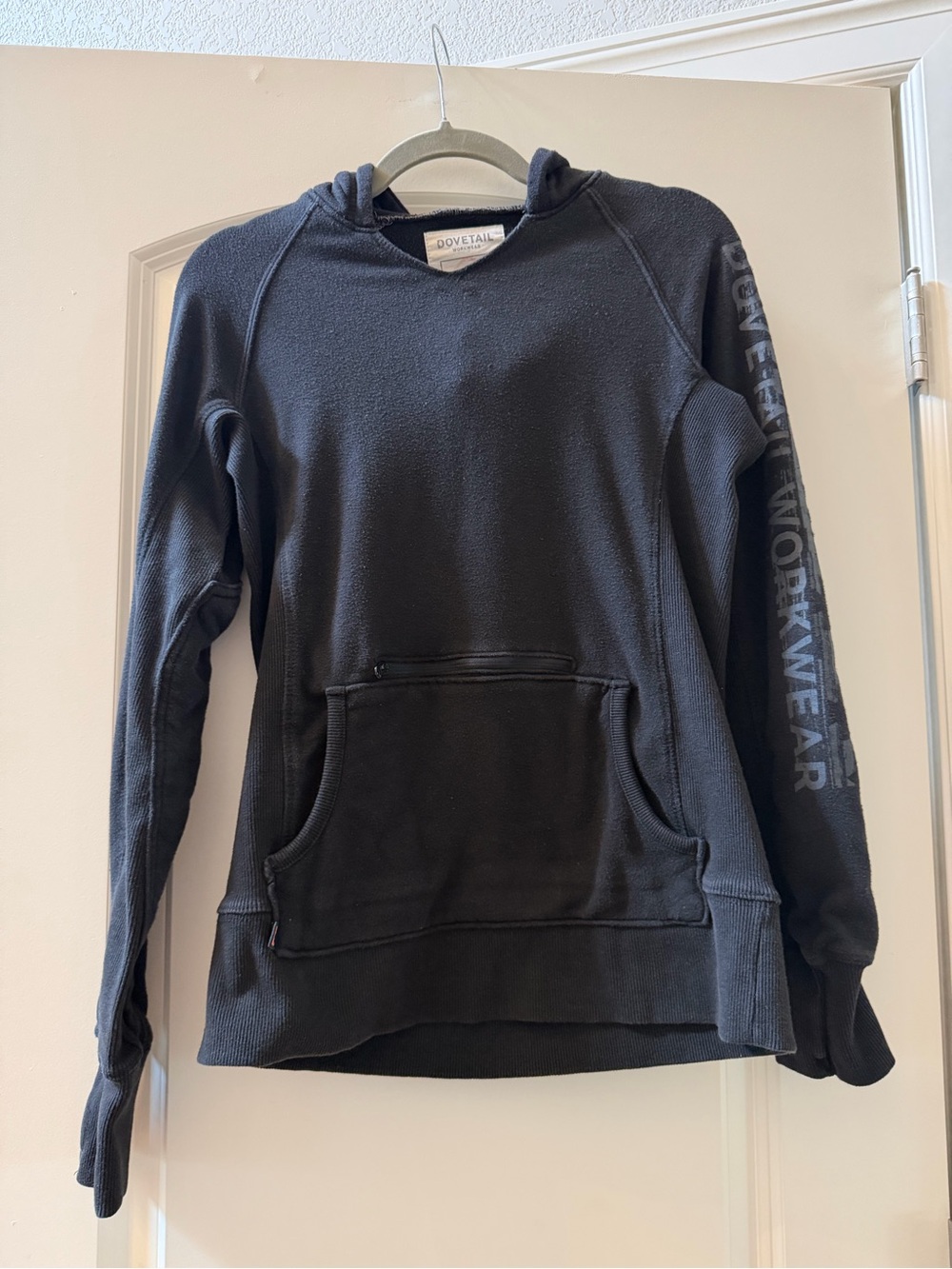 Dovetail Workwear Womens Fitted Black Hoodie w Sleeve Spell Out. SZ M. Outdoor